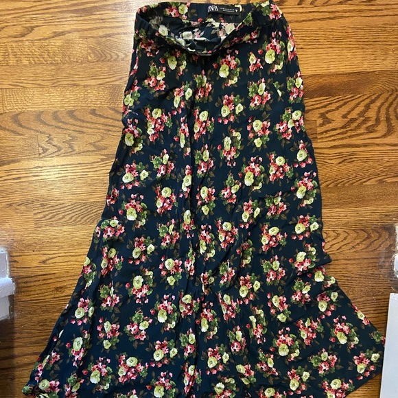 Zara maxi skirt, floral print, slim with flare - Picture 2 of 3